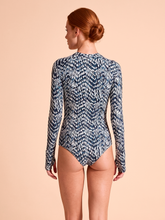 Carregar imagem no visualizador da galeria, Model Back: Uv Line Une Pièce Swimsuit Macae Tie Dye Blue Upf50+