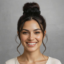 Carregar imagem no visualizador da galeria, Model Front: Rio De Sol Chouchou Nero Scrunchie