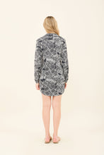 Carregar imagem no visualizador da galeria, Model Back: Uv Line Chemise Shirtdress Dalia Marinho Upf50+