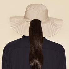 Carregar imagem no visualizador da galeria, Model Back: Uv Line Chapeau Souple/Capeline San Diego Areia Kaki Upf50+
