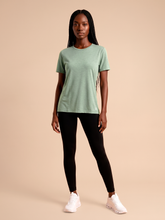 Carregar imagem no visualizador da galeria, Model Front: Uv Line T-Shirt T-Shirt Fem New Fit Mix Green Upf50+