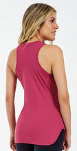 Carregar imagem no visualizador da galeria, Model Back: Alto Giro Fitness Haut Regata Skin Fit Alongada Gola V Rosa