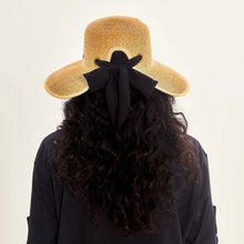 Carregar imagem no visualizador da galeria, Model Back: Uv Line Chapeau Souple/Capeline Hat Santorini Imp Fem Wheat Upf50+