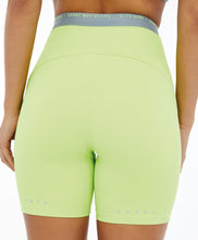 Carregar imagem no visualizador da galeria, Model Back: Alto Giro Fitness Bas Bermuda Hyper Elastico Costas Verde Sharp