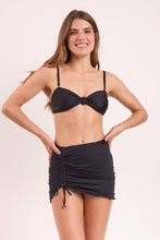 Carregar imagem no visualizador da galeria, Model Front: Rio De Sol Jupe De Page Black Mini Skirt Ruched
