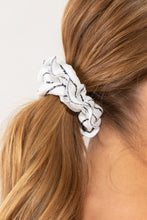 Carregar imagem no visualizador da galeria, Image 03: Rio De Sol Chouchou Linea-White Scrunchie