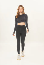 Carregar imagem no visualizador da galeria, Model Front: Uv Line Fitness Bas Legging Fit Aspen Black Upf50+