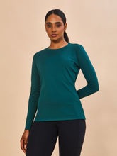 Carregar imagem no visualizador da galeria, Model Front: Uv Line T-Shirt Longsleeve Fem New Fit Petroleo Upf50+