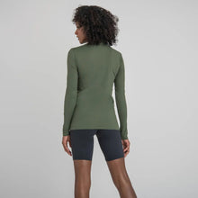 Carregar imagem no visualizador da galeria, Model Back: Uv Line T-Shirt Longsleeve Uvpro Fem Verde Militar Upf50+