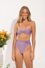 Carregar imagem no visualizador da galeria, Model Front: Rio De Sol Bas Bottom Shimmer-Harmonia Belted-High-Waist