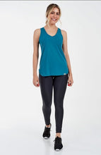 Carregar imagem no visualizador da galeria, Model Front: Alto Giro Fitness Haut Regata Skin Fit Alongada Gola V Verde Strong