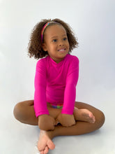 Carregar imagem no visualizador da galeria, Model Front: Rio De Sol T-Shirt Amaranto Rash-Guard Kids