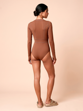 Carregar imagem no visualizador da galeria, Model Back: Uv Line Une Pièce Long Sleeve Swimsuit Macae Brown Upf50+