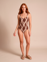 Carregar imagem no visualizador da galeria, Model Front: Uv Line Une Pièce Swimsuit Ibiza Diamond Upf50+