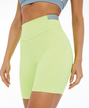 Carregar imagem no visualizador da galeria, Model Front: Alto Giro Fitness Bas Bermuda Hyper Elastico Costas Verde Sharp