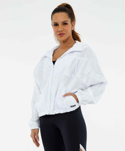 Carregar imagem no visualizador da galeria, Model Front: Alto Giro Fitness Haut Jaqueta Tecnospan Recortes Branco