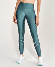 Carregar imagem no visualizador da galeria, Model Front: Alto Giro Fitness Bas Legging Atlanta Fitas Refletivas Verde Strong