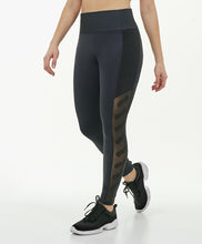 Carregar imagem no visualizador da galeria, Model Front: Alto Giro Fitness Bas Legging Hyper Bordado Lateral Preto