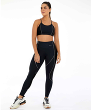 Carregar imagem no visualizador da galeria, Model Front: Alto Giro Fitness Bas Legging Hyper Recortes Atlanta Preto
