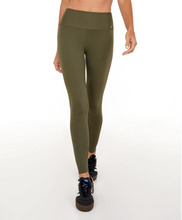 Carregar imagem no visualizador da galeria, Model Front: Alto Giro Fitness Bas Legging Hyper Zero Verde Olive