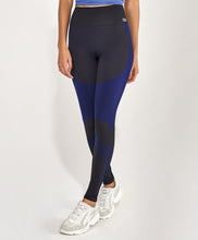 Carregar imagem no visualizador da galeria, Model Front: Alto Giro Fitness Bas Legging Sem Costura Emana Bicolor Preto