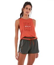 Carregar imagem no visualizador da galeria, Model Front: Alto Giro Fitness Haut Regata Alto Giro Skin Fit Sport Way Com Degradê