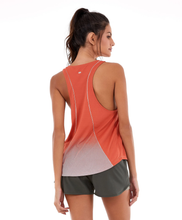 Carregar imagem no visualizador da galeria, Model Back: Alto Giro Fitness Haut Regata Alto Giro Skin Fit Sport Way Com Degradê