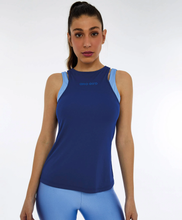 Carregar imagem no visualizador da galeria, Model Front: Alto Giro Fitness Haut Regata Skin Fit Alcas Duplas Azul Sodalite