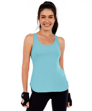 Carregar imagem no visualizador da galeria, Model Front: Alto Giro Fitness Haut Regata Skin Fit Alongada Gola V Azul Waters