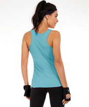 Carregar imagem no visualizador da galeria, Model Back: Alto Giro Fitness Haut Regata Skin Fit Alongada Gola V Azul Waters