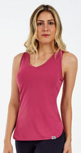 Carregar imagem no visualizador da galeria, Model Front: Alto Giro Fitness Haut Regata Skin Fit Alongada Gola V Rosa