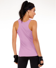 Carregar imagem no visualizador da galeria, Model Back: Alto Giro Fitness Haut Regata Skin Fit Alongada Gola V Rosa Soft