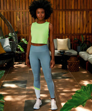 Carregar imagem no visualizador da galeria, Image 02: Alto Giro Fitness Haut Regata Skin Fit Cropped Refletivo Verde Sharp