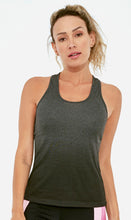 Carregar imagem no visualizador da galeria, Model Front: Alto Giro Fitness Haut Regata Skin Fit Degrade Cinza