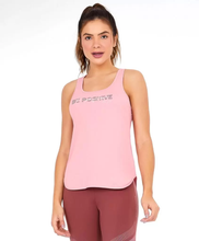 Carregar imagem no visualizador da galeria, Model Front: Alto Giro Fitness Haut Regata Skin Fit Inspiracional Rosa Icing