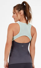 Carregar imagem no visualizador da galeria, Model Back: Alto Giro Fitness Haut Regata Skin Fit Recorte Frente