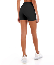 Carregar imagem no visualizador da galeria, Model Back: Alto Giro Fitness Bas Shorts Blackout Soft Preto