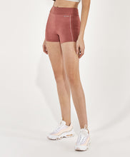 Carregar imagem no visualizador da galeria, Model Front: Alto Giro Fitness Bas Shorts Meia Malha Recortes Rib Rosa Hug