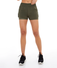 Carregar imagem no visualizador da galeria, Model Front: Alto Giro Fitness Bas Shorts Tecnospan Abertura Lateral Verde Militar