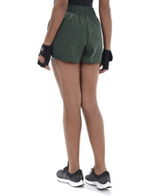 Carregar imagem no visualizador da galeria, Model Back: Alto Giro Fitness Bas Shorts Tecnospan Verde Militar