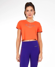 Carregar imagem no visualizador da galeria, Model Front: Alto Giro Fitness Haut T-Shirt Cropped Skin Fit Gym Laranja Pitanga