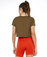 Carregar imagem no visualizador da galeria, Model Back: Alto Giro Fitness Haut T-Shirt Cropped Skin Fit Gym Verde Olive