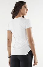 Carregar imagem no visualizador da galeria, Model Back: Alto Giro Fitness Haut T-Shirt Skin Fit Alongada Gola V Branco