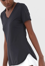 Carregar imagem no visualizador da galeria, Image 05: Alto Giro Fitness Haut T-Shirt Skin Fit Alongada Gola V Preto