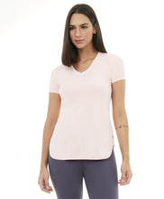 Carregar imagem no visualizador da galeria, Model Front: Alto Giro Fitness Haut T-Shirt Skin Fit Alongada Gola V Rosa Respire