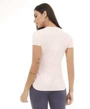 Carregar imagem no visualizador da galeria, Model Back: Alto Giro Fitness Haut T-Shirt Skin Fit Alongada Gola V Rosa Respire