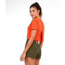 Carregar imagem no visualizador da galeria, Model Back: Alto Giro Fitness Haut T-Shirt Skin Fit Cropped 1983 Laranja Pitanga