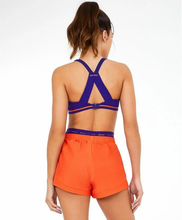 Carregar imagem no visualizador da galeria, Model Back: Alto Giro Fitness Haut Top Blackout Ii Recorte Costas Fusionado Roxo Eletric