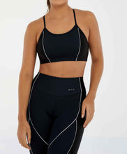 Carregar imagem no visualizador da galeria, Model Front: Alto Giro Fitness Haut Top Hyper Recortes Atlanta Preto