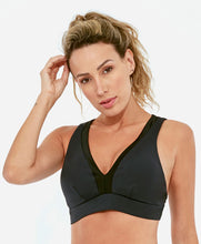 Carregar imagem no visualizador da galeria, Model Front: Alto Giro Fitness Haut Top Up Co2 Com Recortes Atlanta Preto